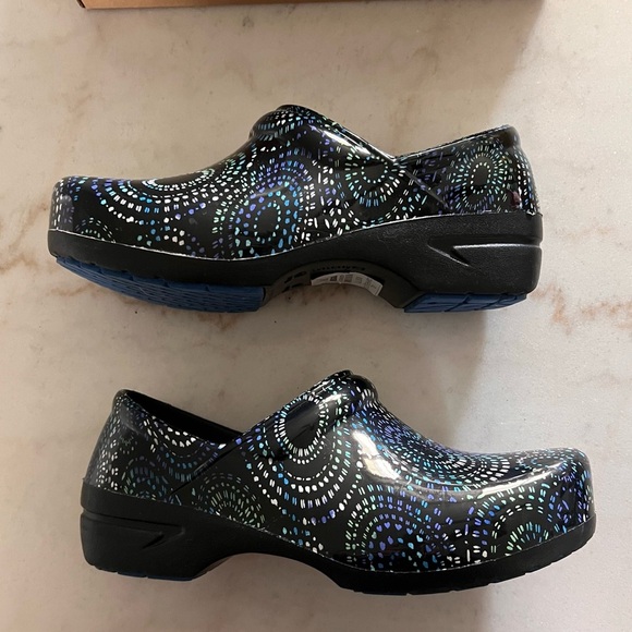 Anywear Prismatic Spirals Blue Women’s Nursing Comfort Clogs-Size 8 - Picture 1 of 10
